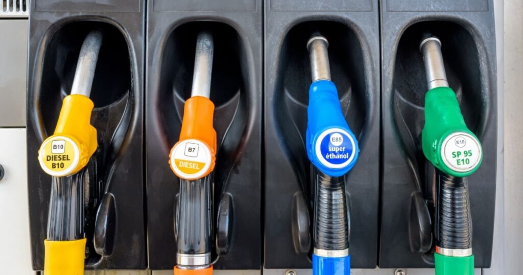 Gros plan de pistolet à carburant dans une station essence.