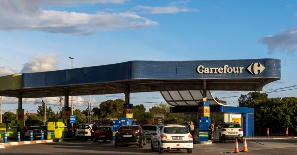 station d'essence Carrefour remplie de voiture