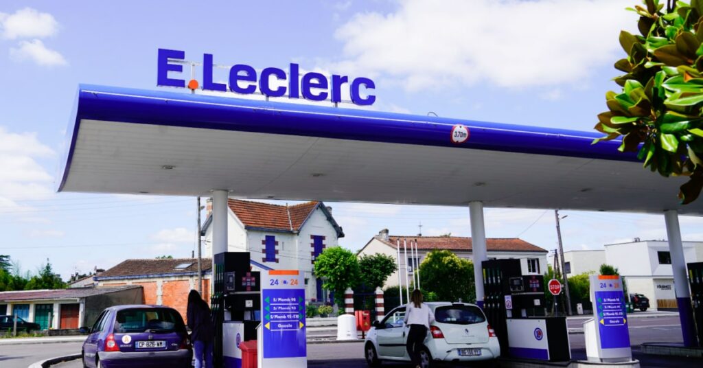 Station Service Leclerc aevc deux voitures en train de faire le plein d'essence